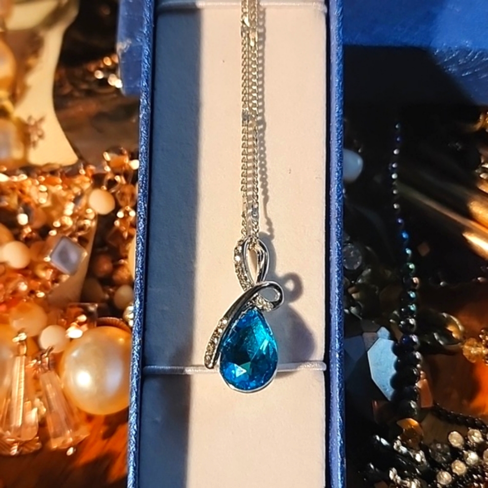 Blue crystal pendant with fancy chain